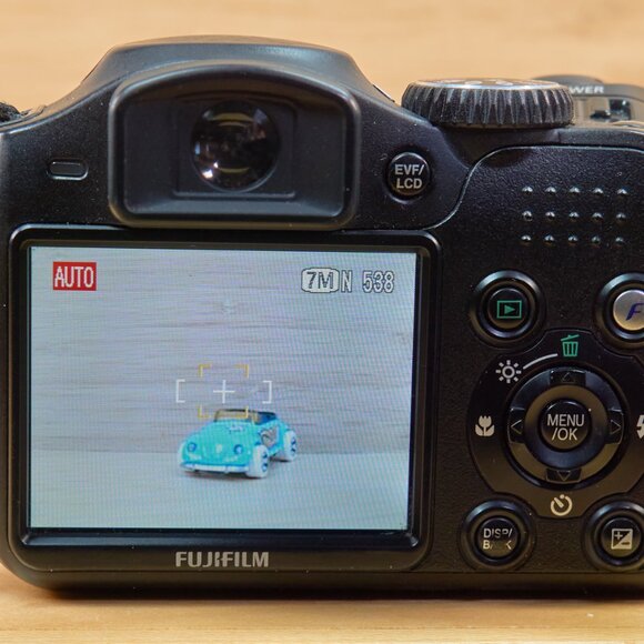 Fujifilm Finepix S700 7.1MP Digital Camera with 10x Optical Zoom - Picture 5 of 8